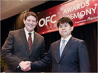 当社 光通信研究所 林哲也(右)と米国光学会 前会長Alan Willner様(左)