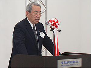 挨拶する住友電工 会長 松本正義