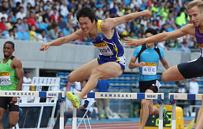 「セイコーグランプリ陸上2015川崎」レース終盤の優勝争い（右はエストニアのラスムス・マギ）