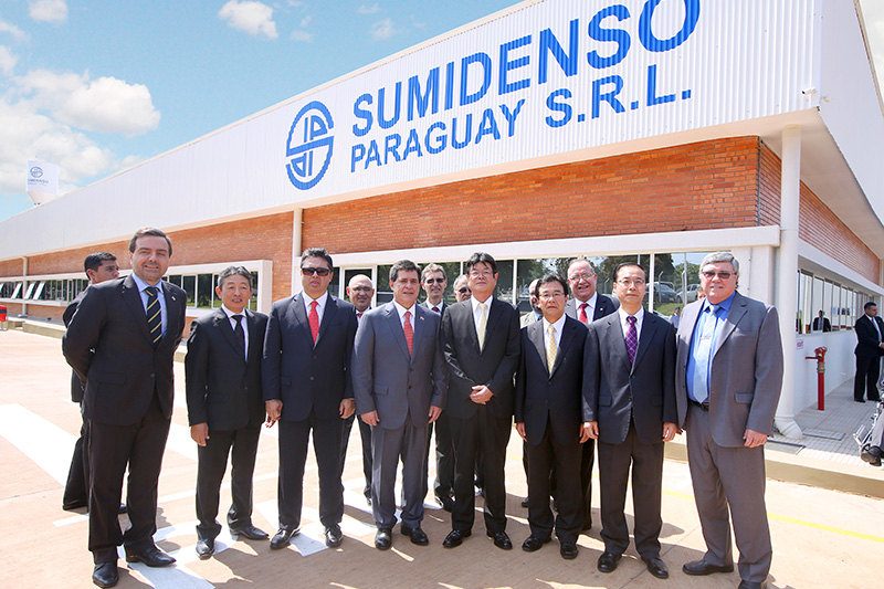 開所式にはパラグアイ大統領や主要大臣、日本大使、他たくさんの方々にも臨席いただいた。前段左から4人目:カルテス大統領、5人目:井上治（住友電工社長）、6人目:森井正美（SDP 取締役社長）
