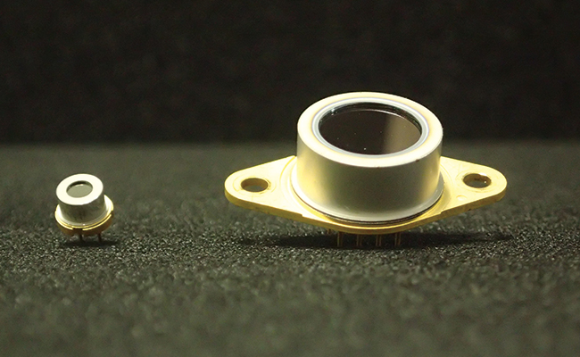 QCL CAN モジュール(左: 無温調器型(Φ 5.6mm)、右: 温調器内蔵型(Φ 15.4mm)