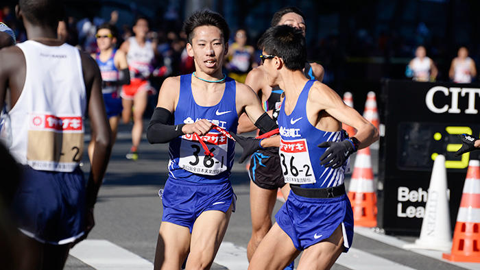 1区遠藤選手から2区木村選手への襷リレー