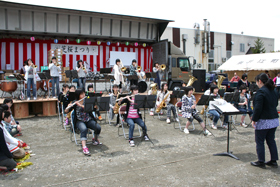 町内中学生によるブラスバンド演奏