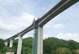 国道115号月舘高架橋上部工工事（写真提供：鹿島建設（株））
